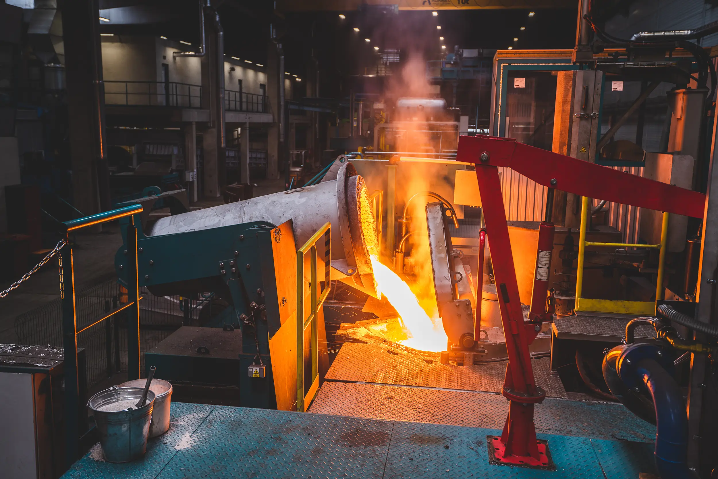 Eisenschmelze im Induktionstiegelofen bei BGS Foundry