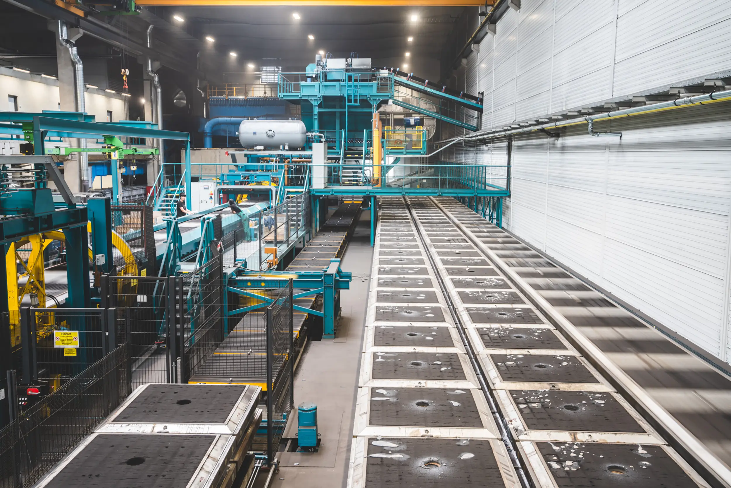 Fliessbänder transportieren neu hergestellte Eisenprodukte in der Produktionshalle