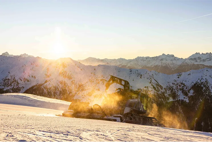 photo ensoleillée des montagnes