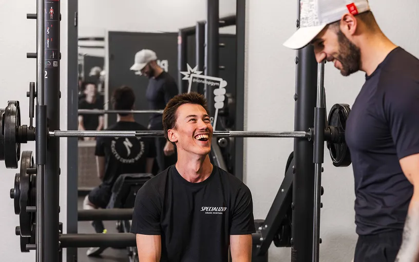 des gens qui rient dans la salle de sport