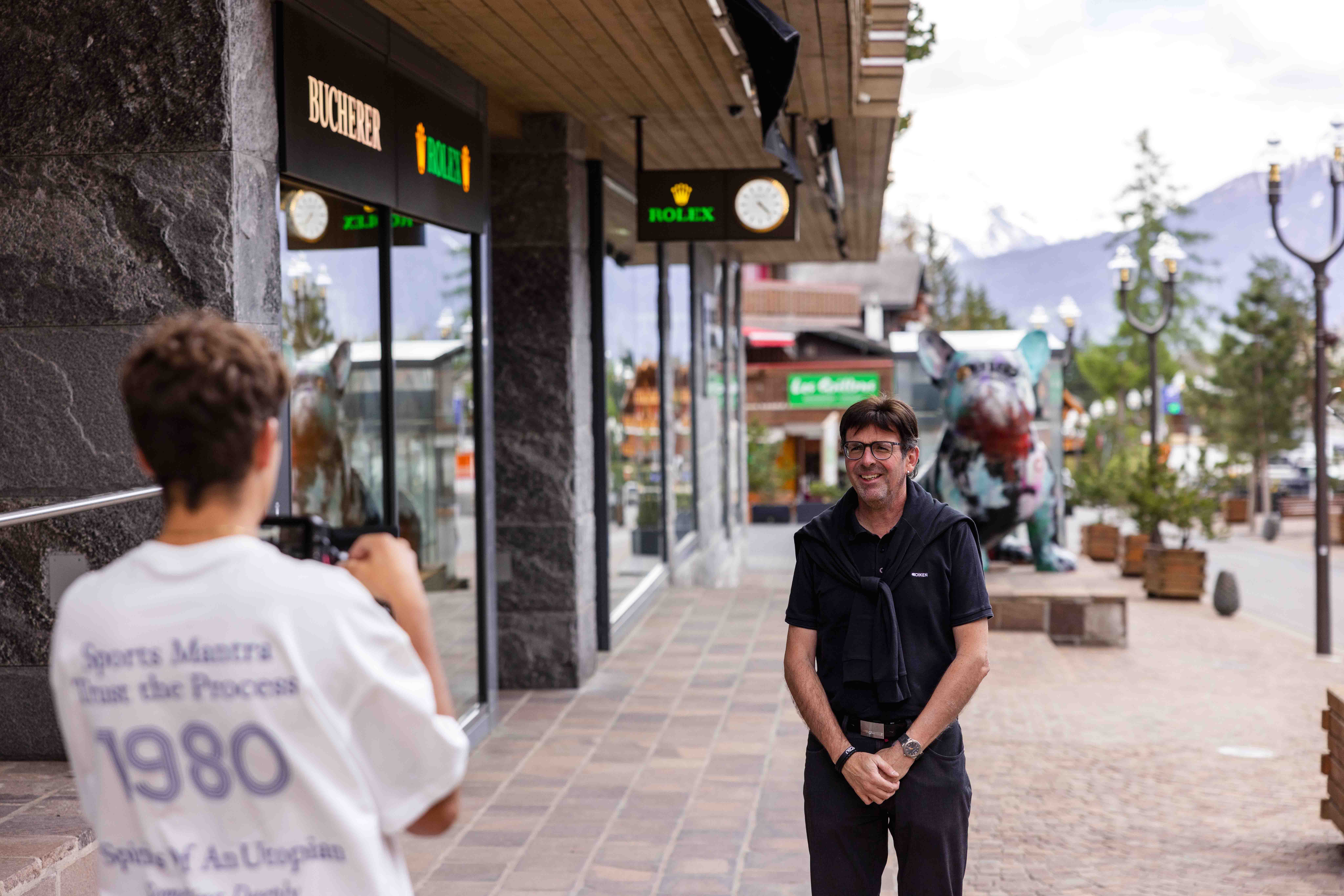 Un homme au milieu de la rue