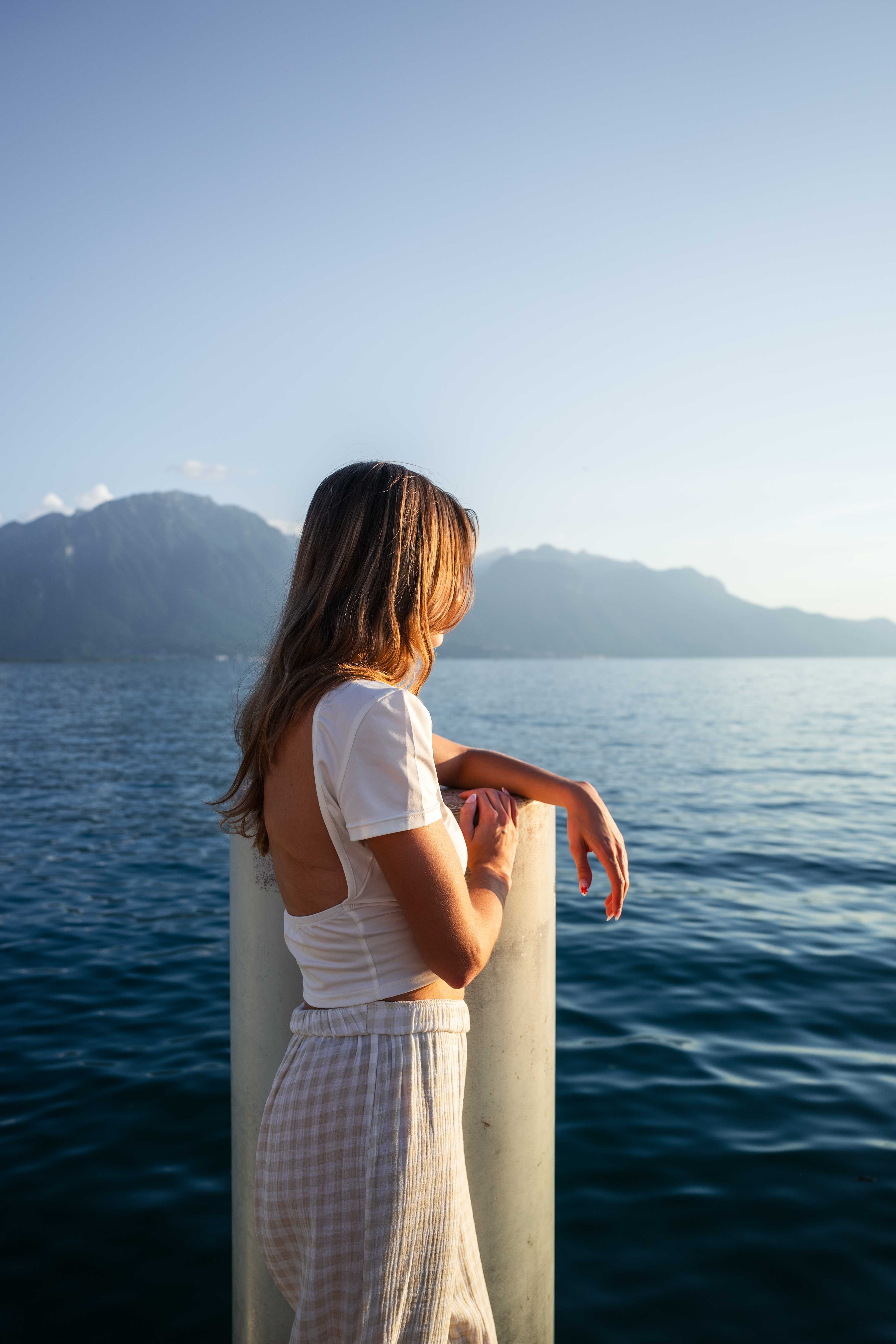 Jeune fille devant la mer
