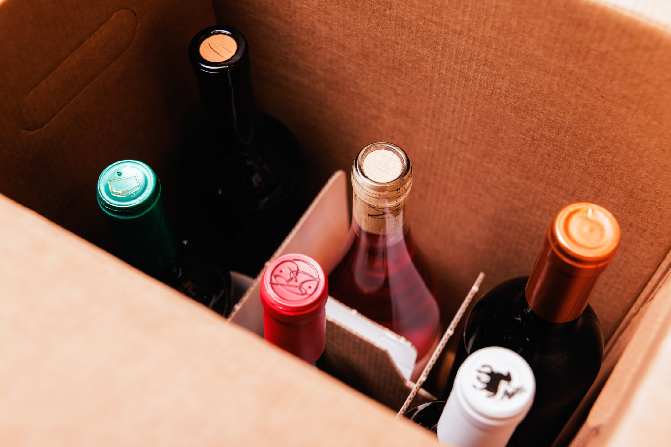 Carton de bouteilles de vin vu du dessus