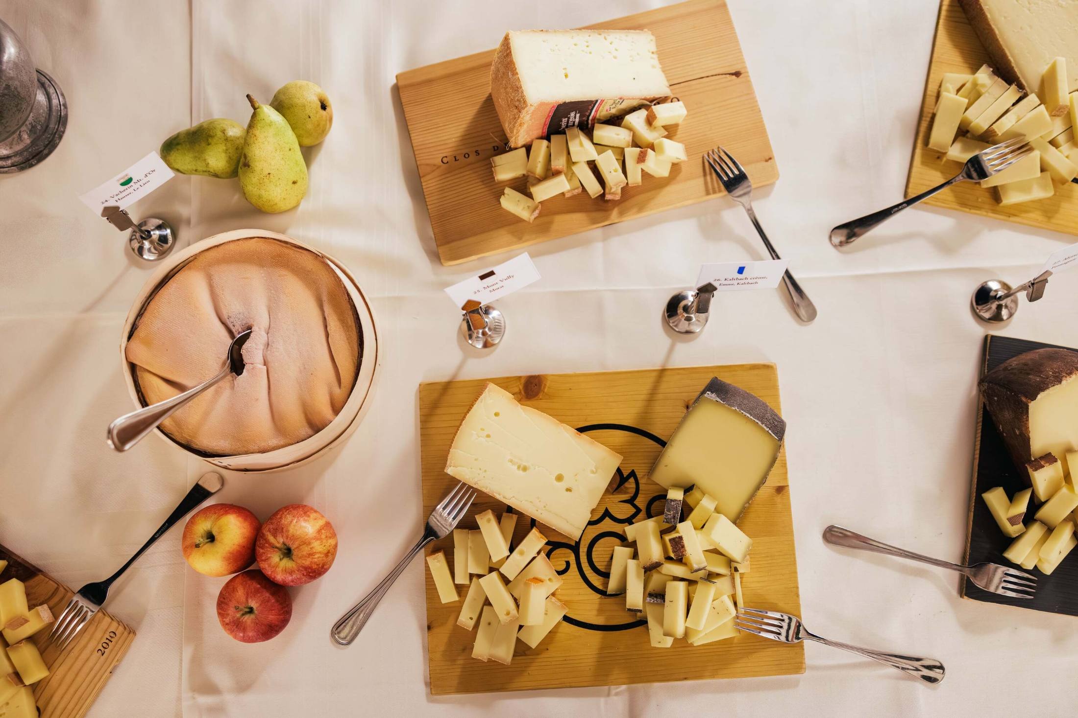 Plateaux de fromages et fruits vus du dessus