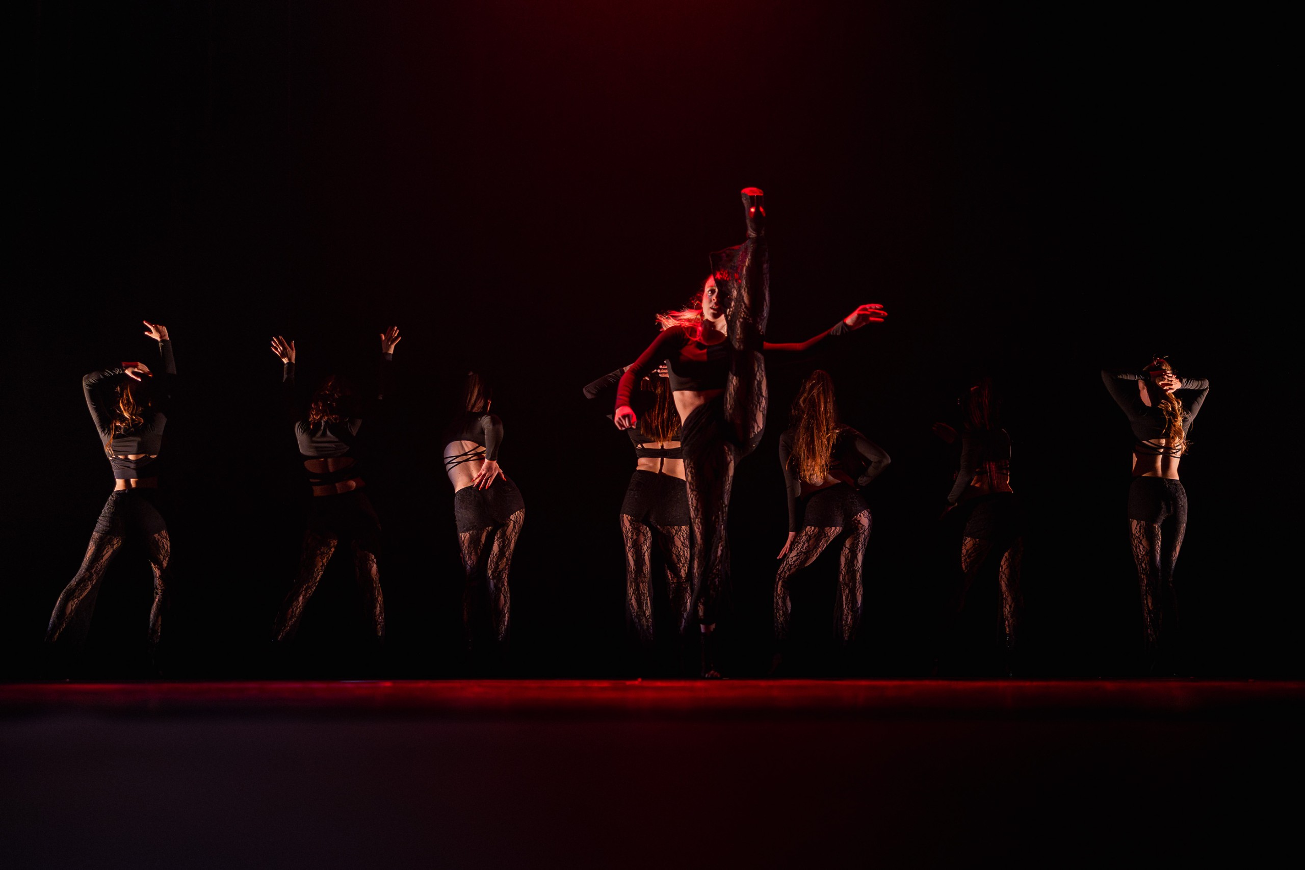 Danseuses en silhouette sous une lumière rouge, spectacle Euphoria 2025 de Dance Design