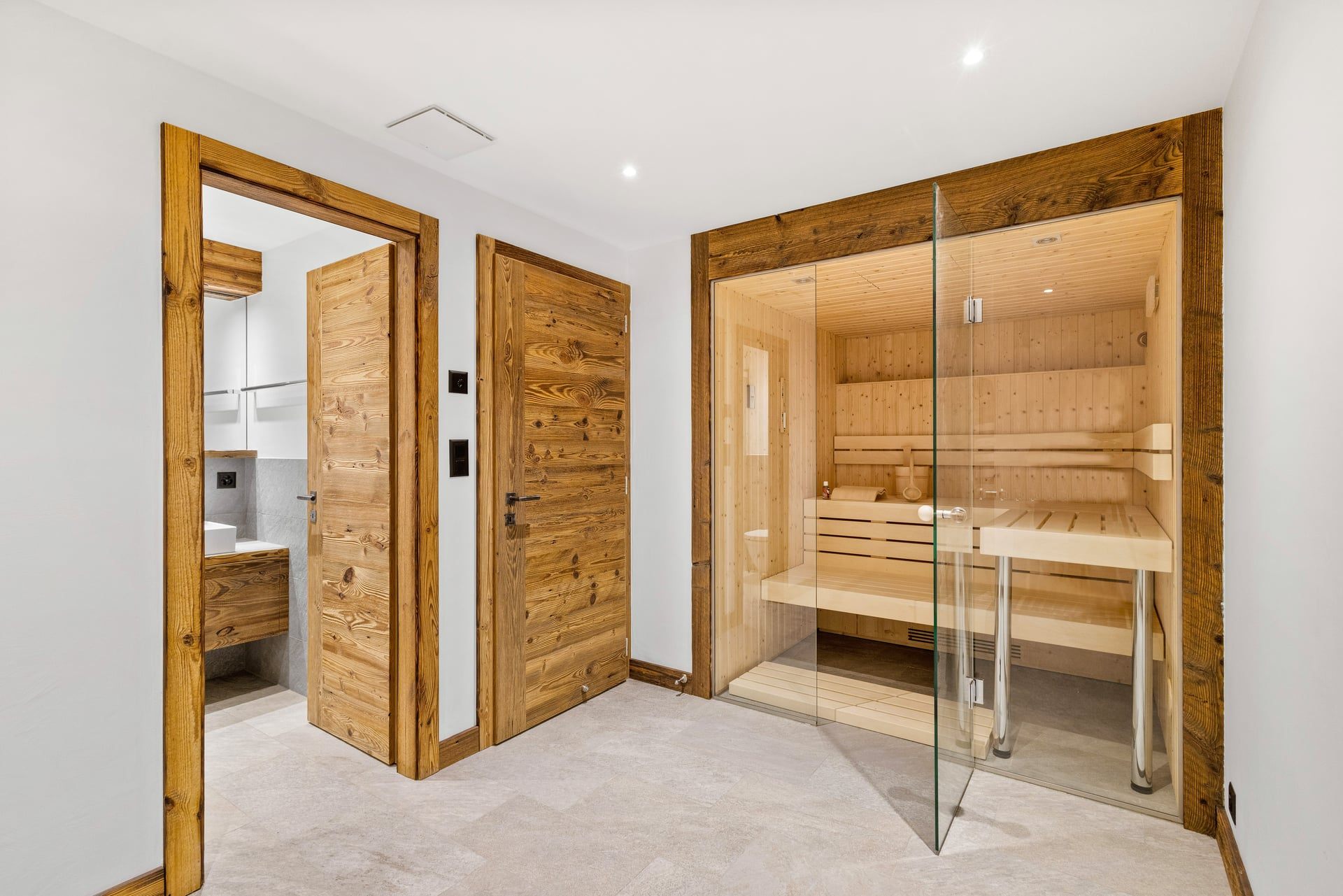 Sauna vitré et salle de bain du chalet Lara, à Grimentz