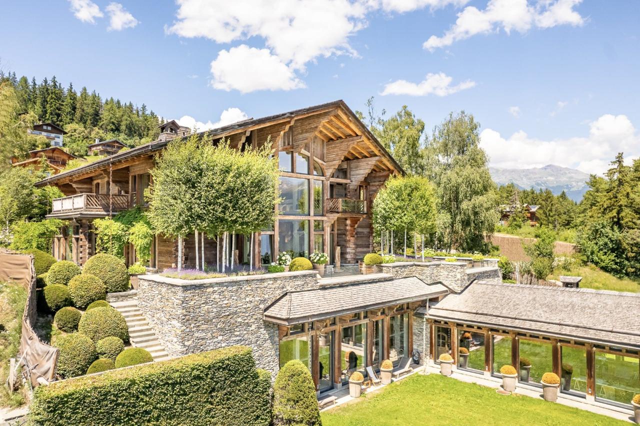 Le chalet 3 Peaks et ses jardins vus de drone