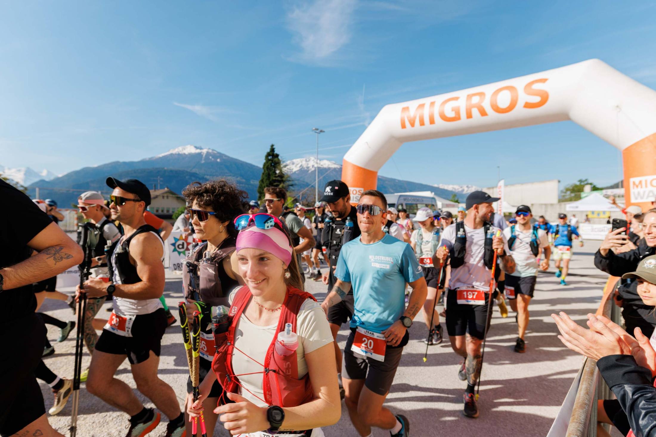 Départ du Trail de la Noble Contrée : coureurs passant sous l'arche