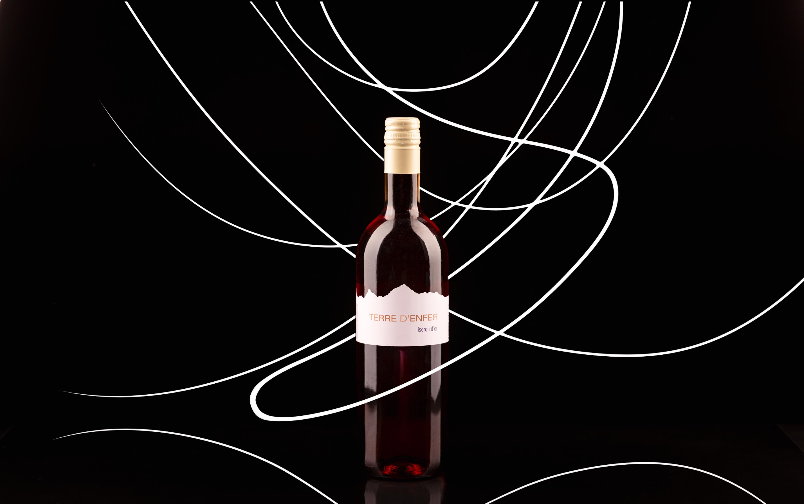 Bouteille de vin rouge de la Cave Cordonier & Lamon sur fond noir, entourée de traits de lumière