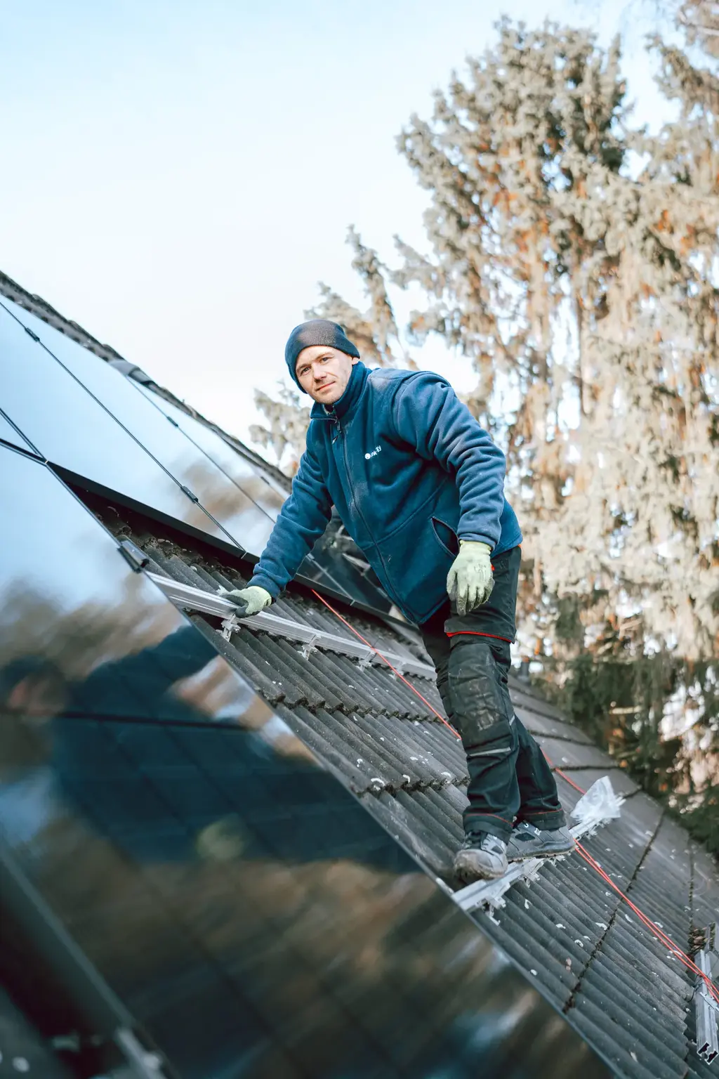 tink.energy Installationspartner auf dem Dach bei der PV-Installation im Winter