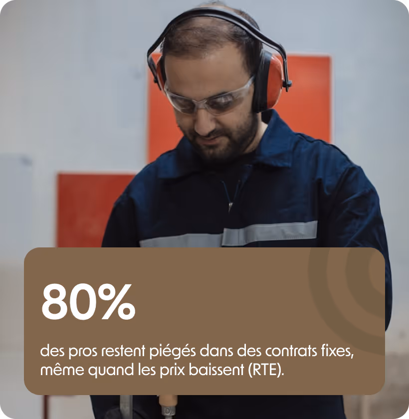 Homme portant une combinaison de travail, des lunettes de protection et un casque anti-bruit, travaillant dans un environnement industriel.