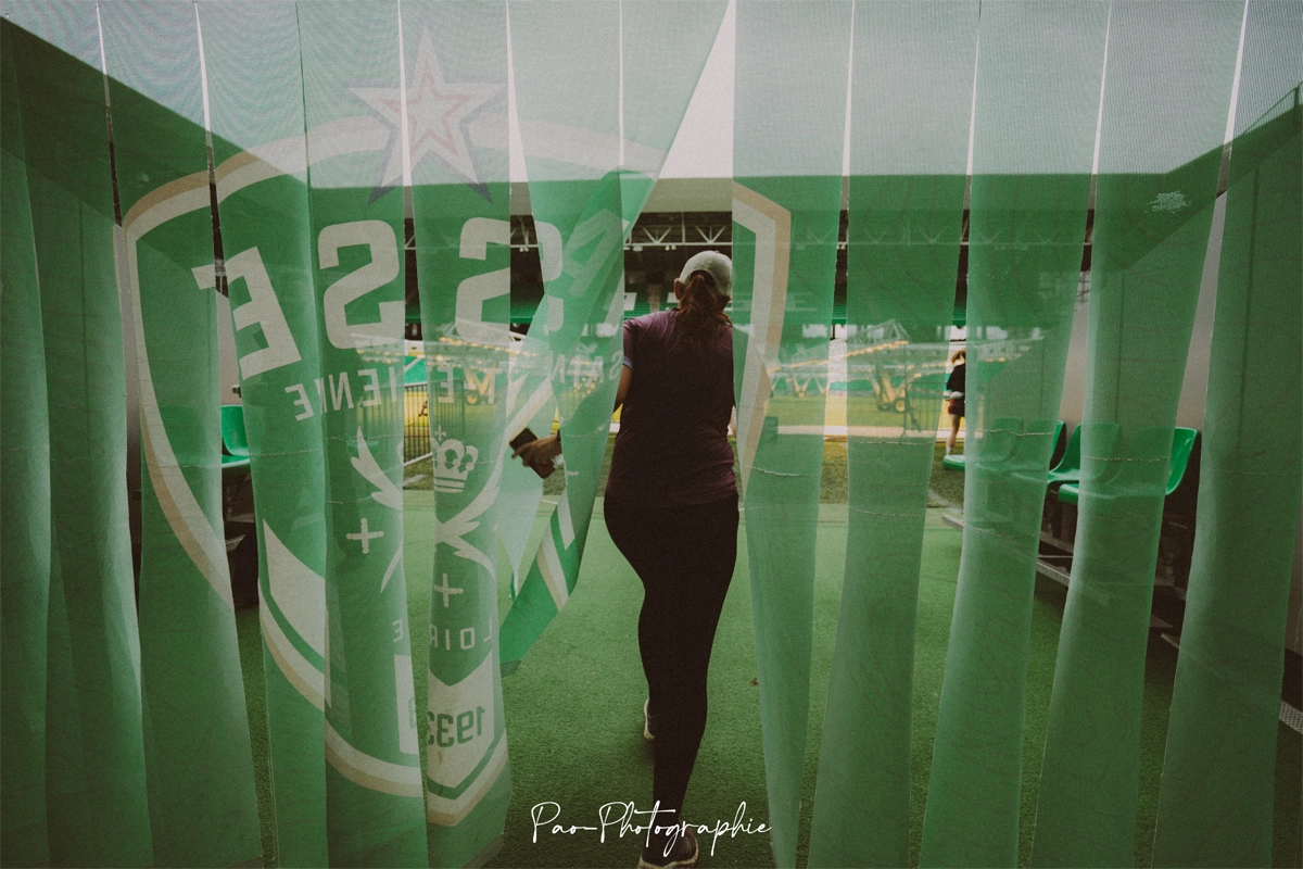 Le tunnel des vestiaires du stade Geoffroy-Guichard aux couleurs de l'ASSE, un point de passage du parcours.