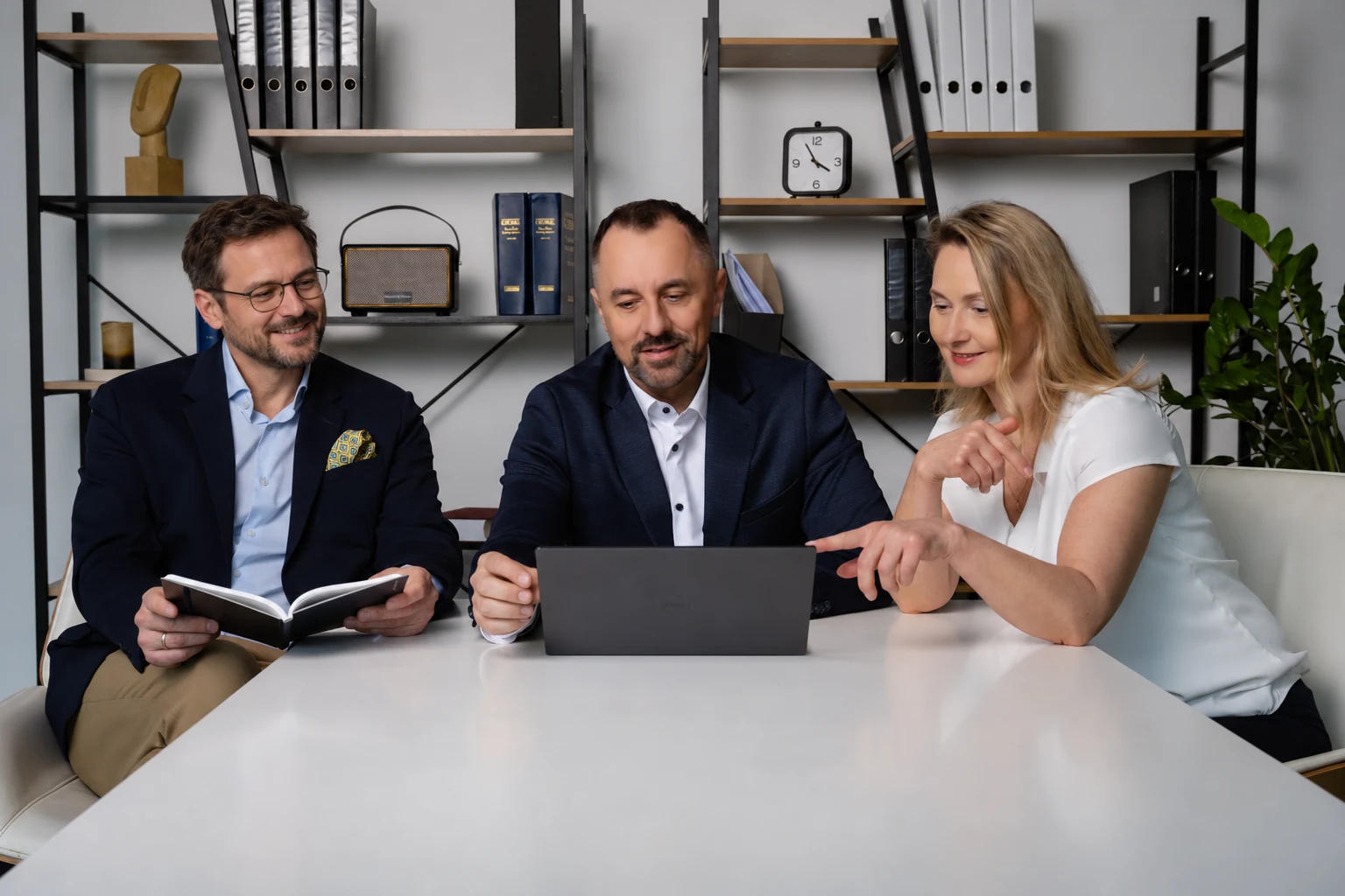 Spotkanie projektowe przy laptopie