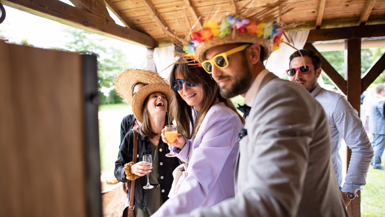 Animation photobooth mariage invités accessoires chapeaux lunettes verres