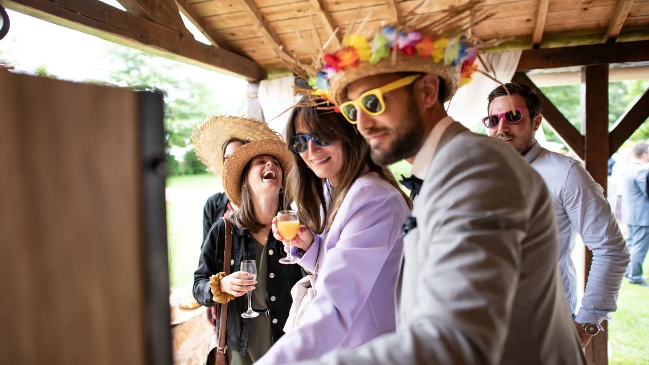 Animation photobooth mariage Angers invités accessoires déguisements