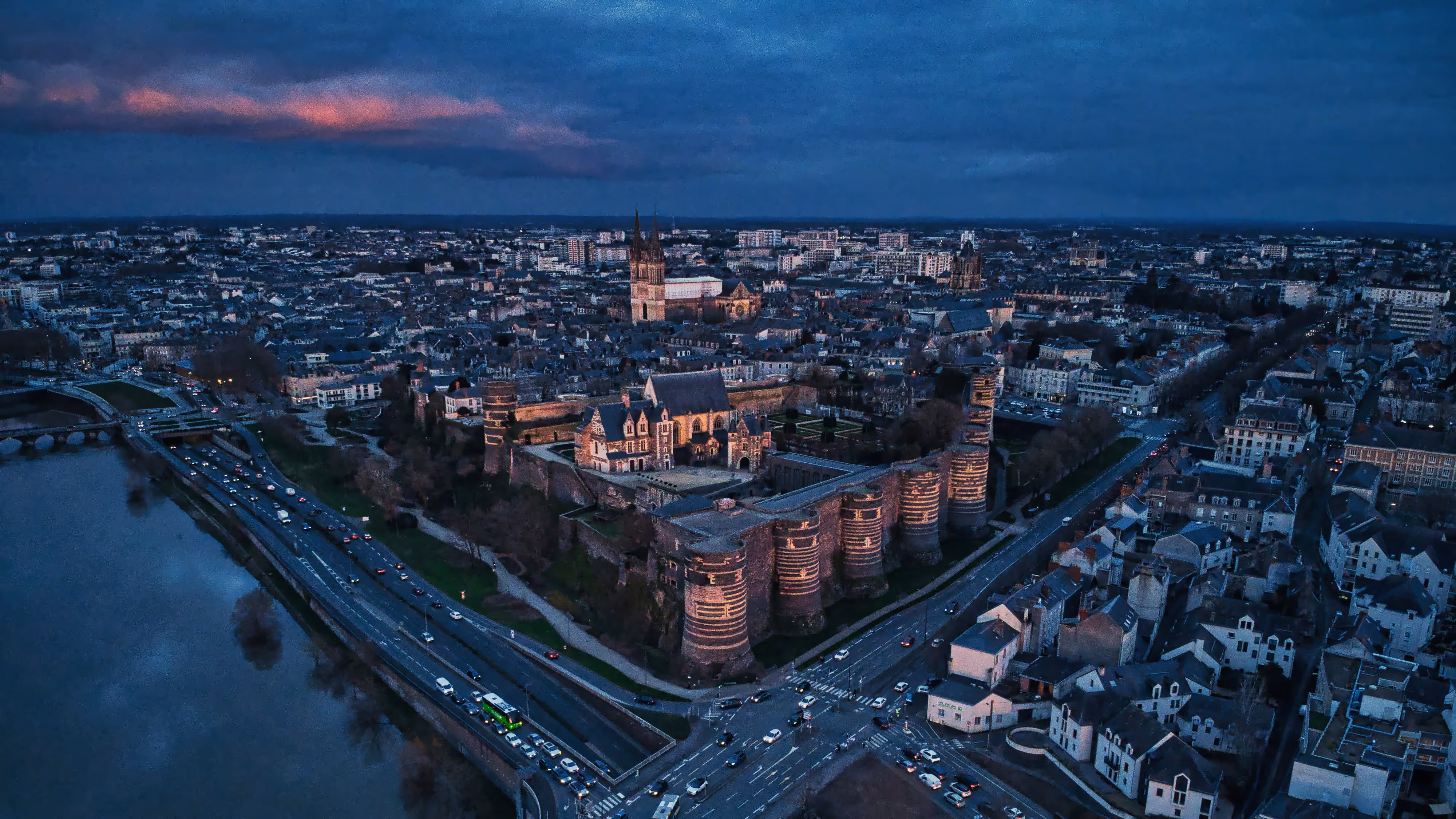 Vue aérienne Angers château centre-ville Maine-et-Loire crépuscule