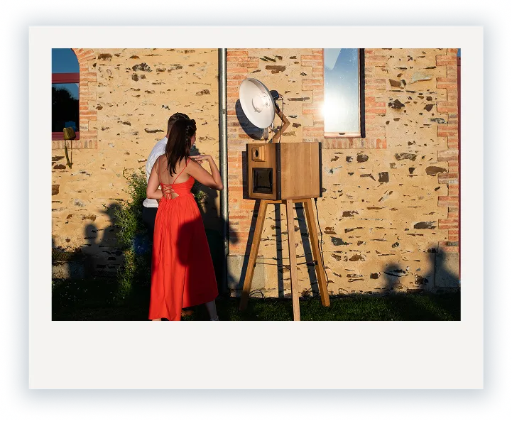 Photobooth Roger femme robe rouge mur pierre flash
