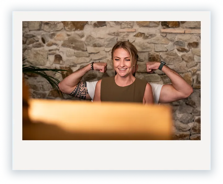 Femme souriant photobooth pose fun