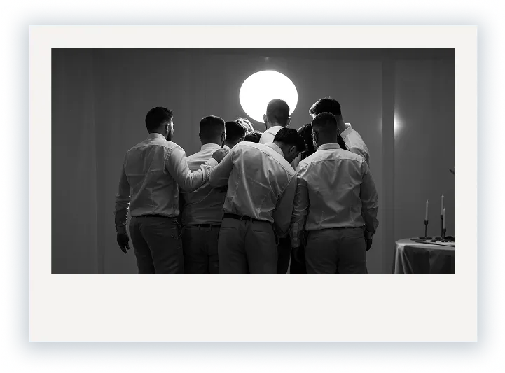 Photobooth mariage groupe amis hommes flash professionnel noir blanc