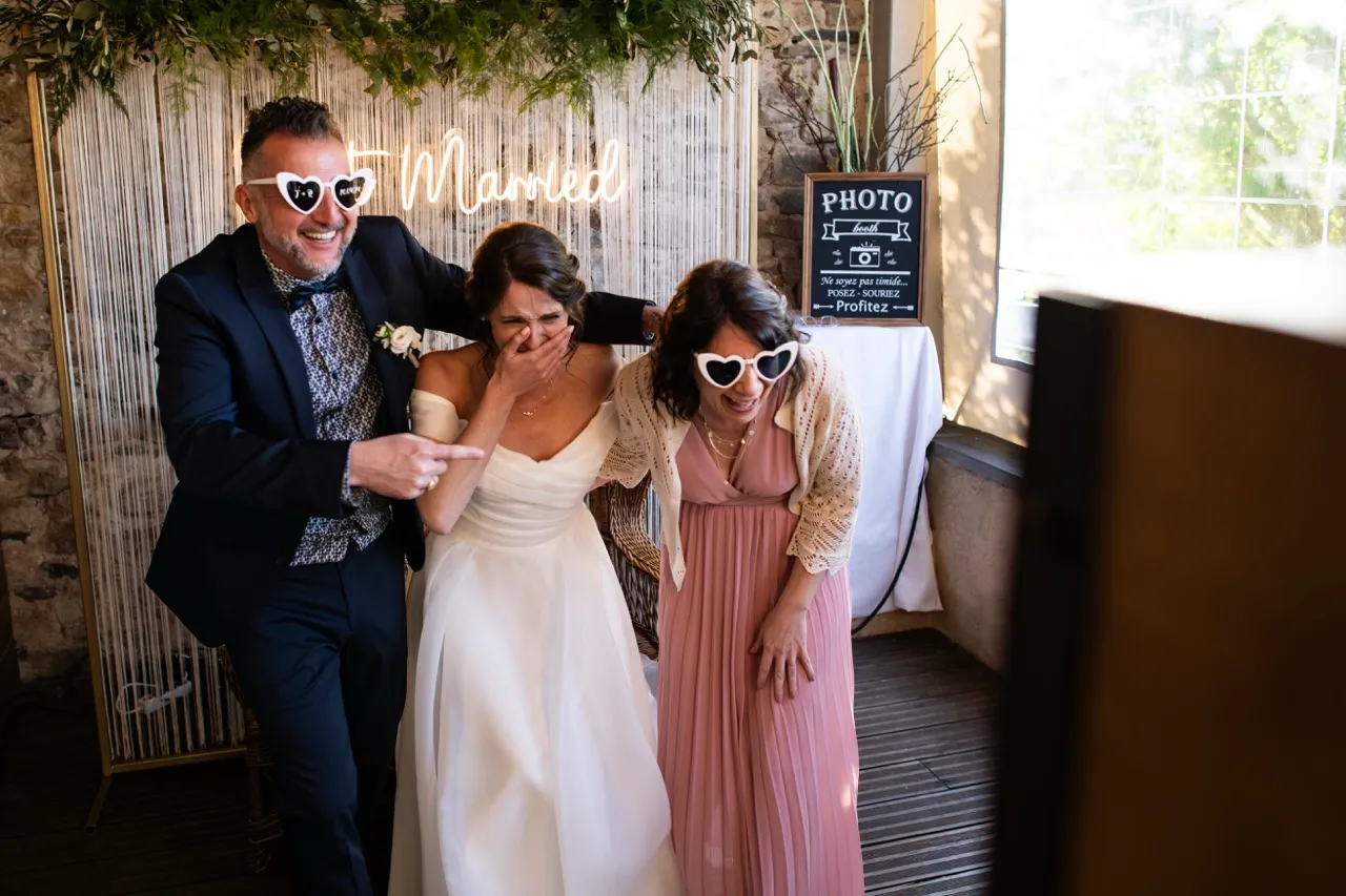 Photobooth mariage mariés invités lunettes cœur décor bohème
