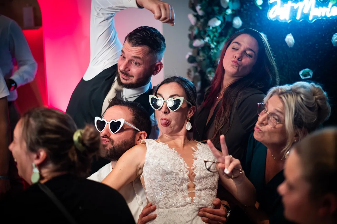 Photobooth mariage mariée invités lunettes cœur ambiance fête