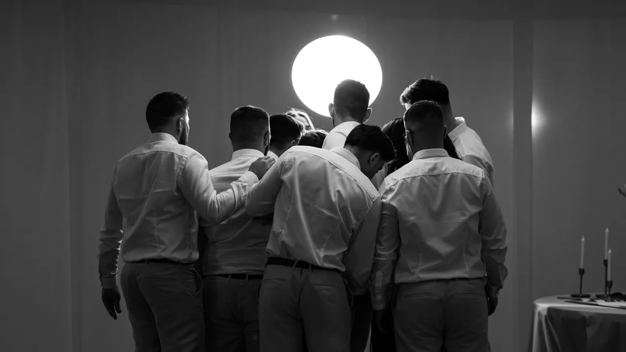 Photobooth mariage groupe amis hommes flash professionnel noir blanc