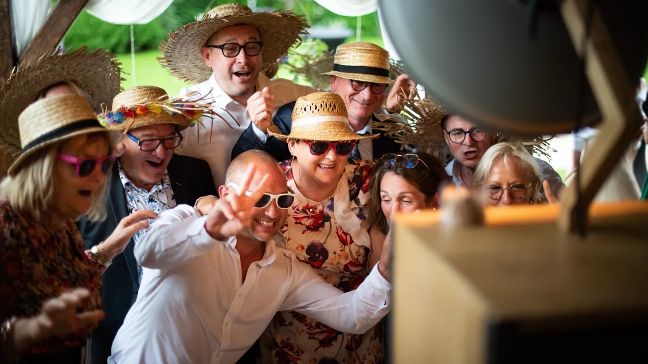 Animation photobooth mariage groupe invités accessoires chapeaux lunettes