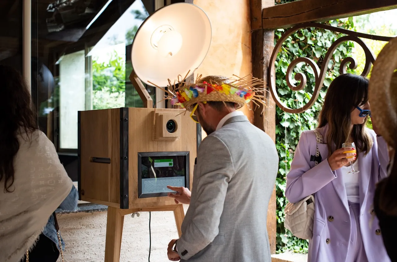 Borne photobooth bois Roger mariage invités chapeau accessoires