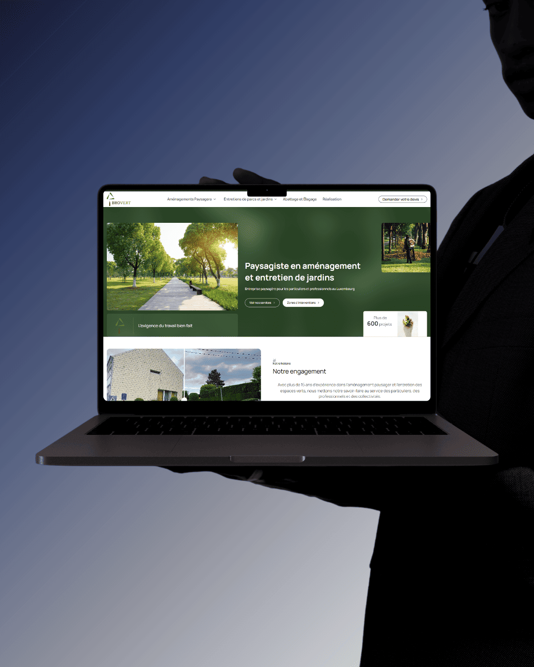 Personne montrant avec son ordinateur le site brovert.lu