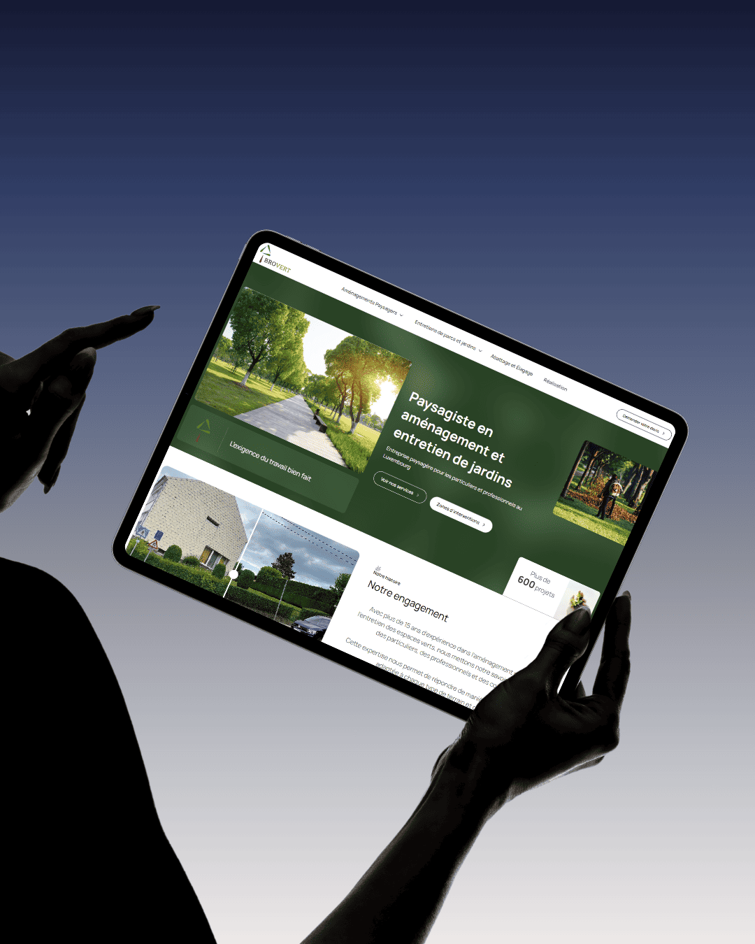 Personne montrant avec sa tablette le site brovert.lu