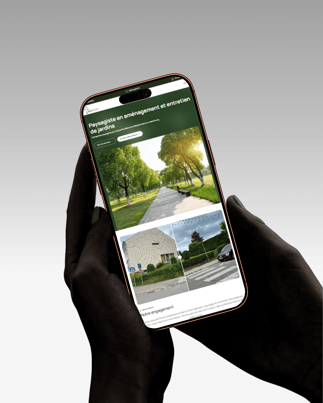 Personne montrant avec son telephone le site brovert.lu