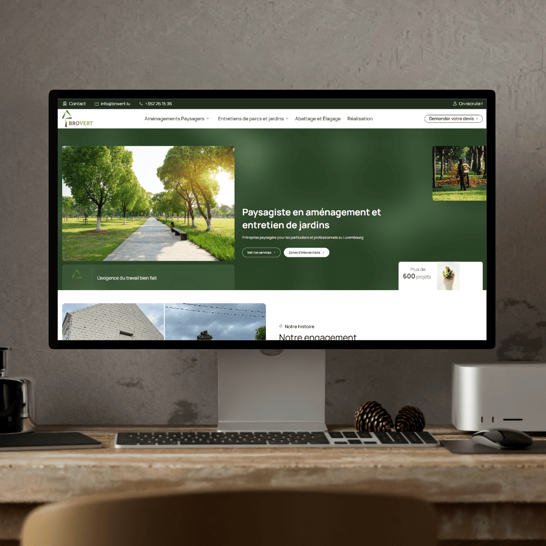 Bureau avec un écran affichant le site de brovert.lu