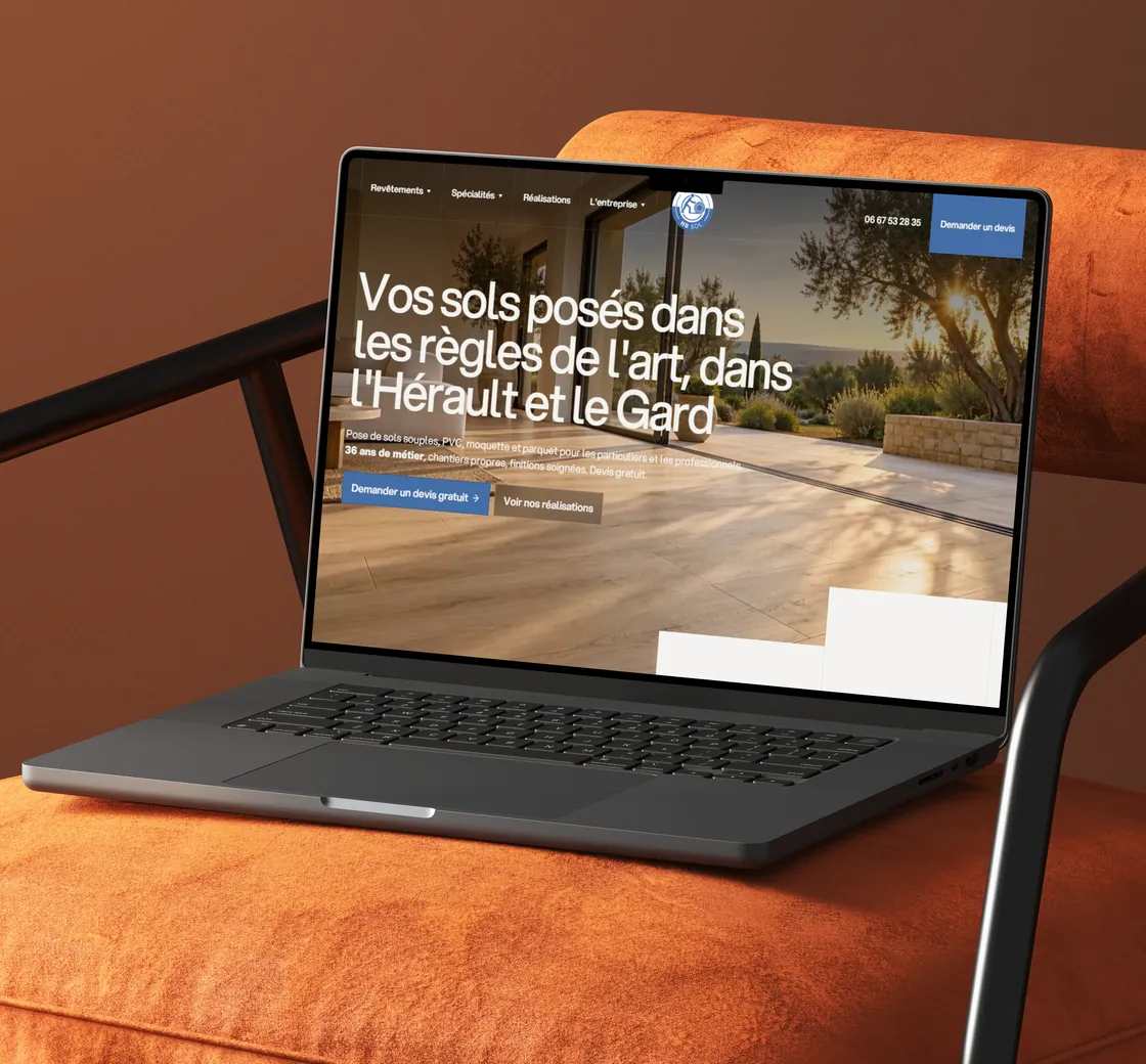 Site d'HB SOL, poseur de sols, affiché sur un ordinateur portable posé sur un fauteuil