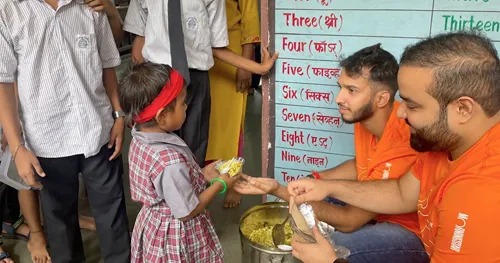 Morningstar volunteers distributing food to schoolchildren in India.