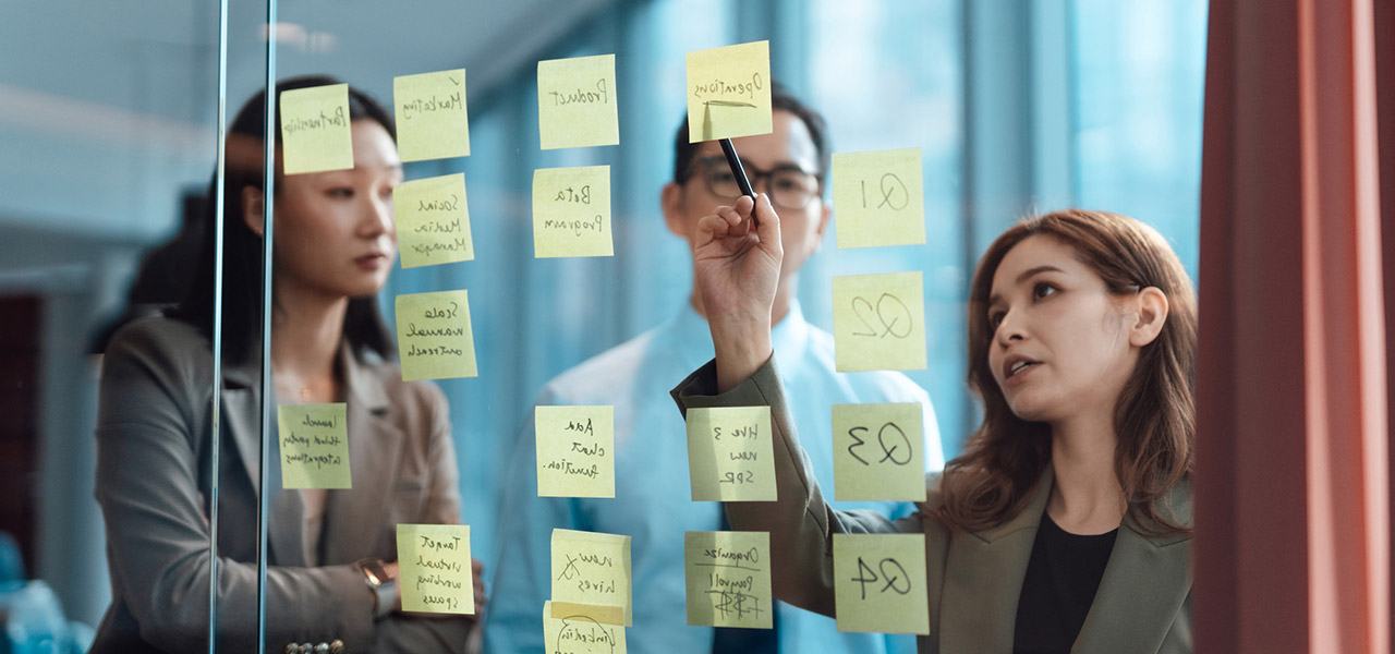 A team planifying with sticker notes