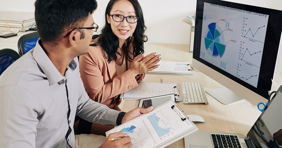 2 employees measuring data