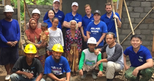 A group of Elastic employees volunteering