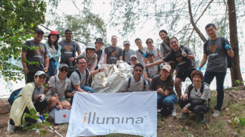 Illumina employees volunteer together