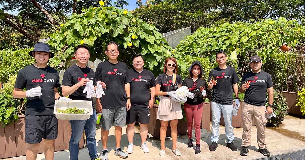 Ciena employees in Singapore volunteer together 