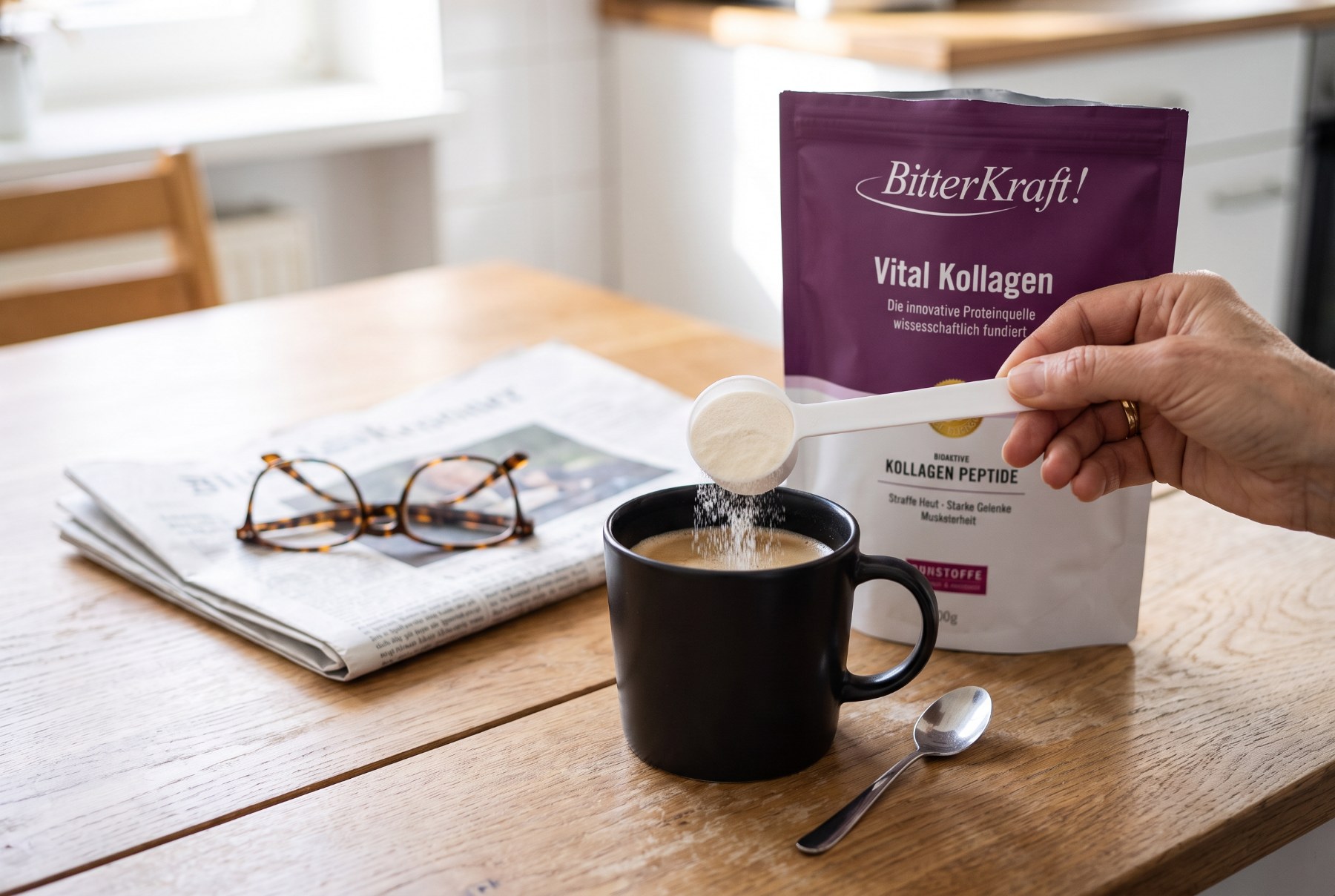 Ein Messl&ouml;ffel BitterKraft Vital Kollagen in den Morgenkaffee