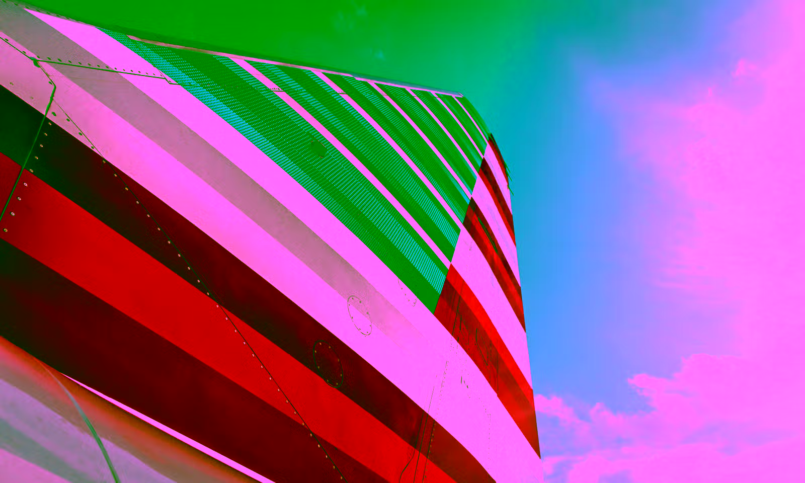 american airlines airplane tail that looks like an american flag