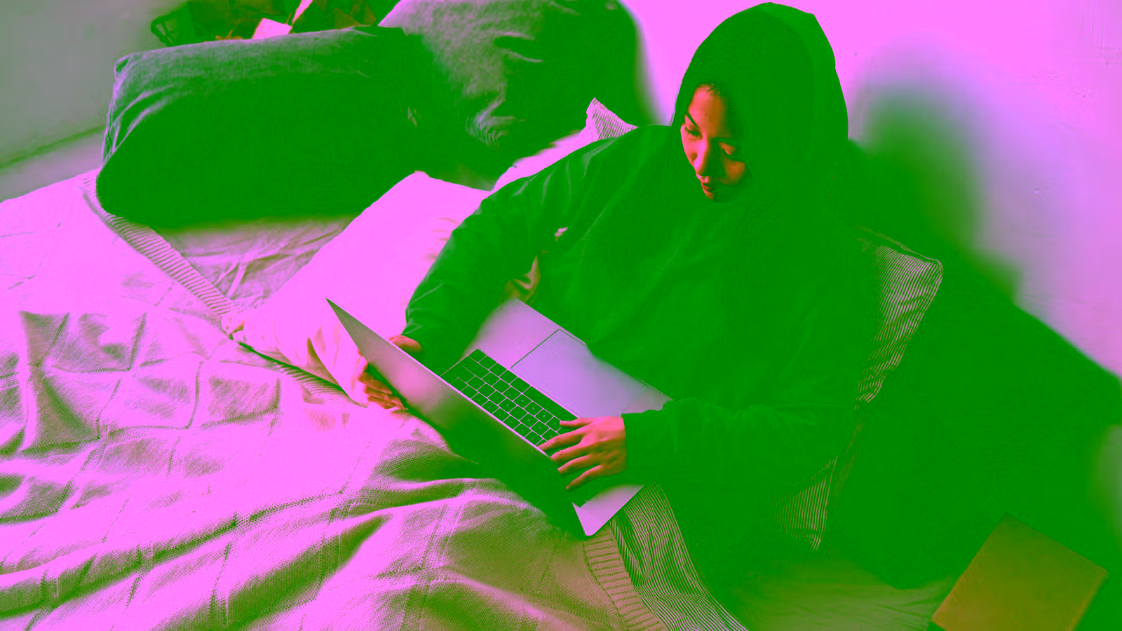 girl in bed on her lapto