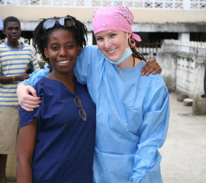 Amy Snow posing for a photo with a volunteer