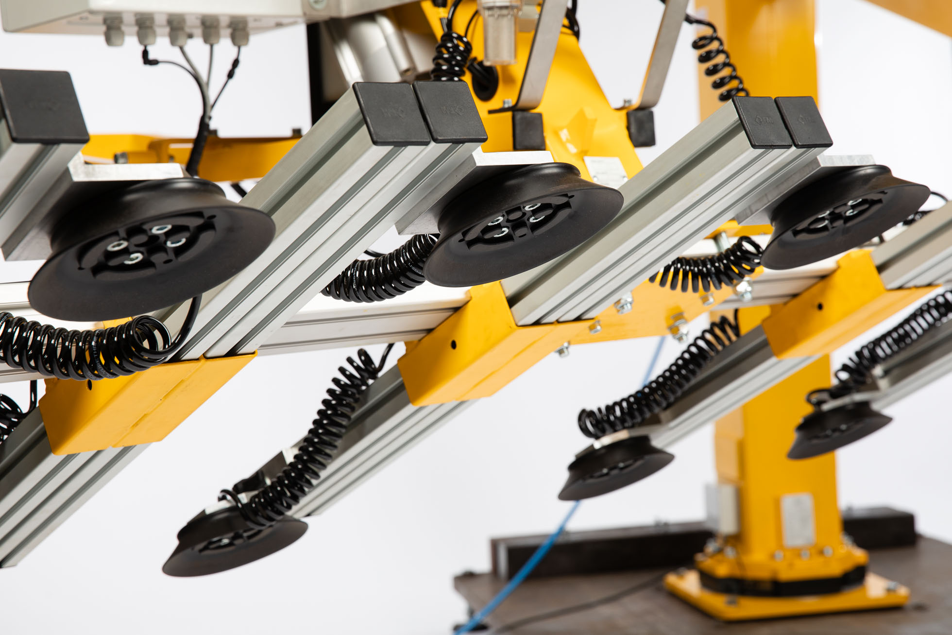 Vacuümgrijper met vacuümzuignappen voor het ergonomisch hanteren van platen, dozen en verpakte producten.