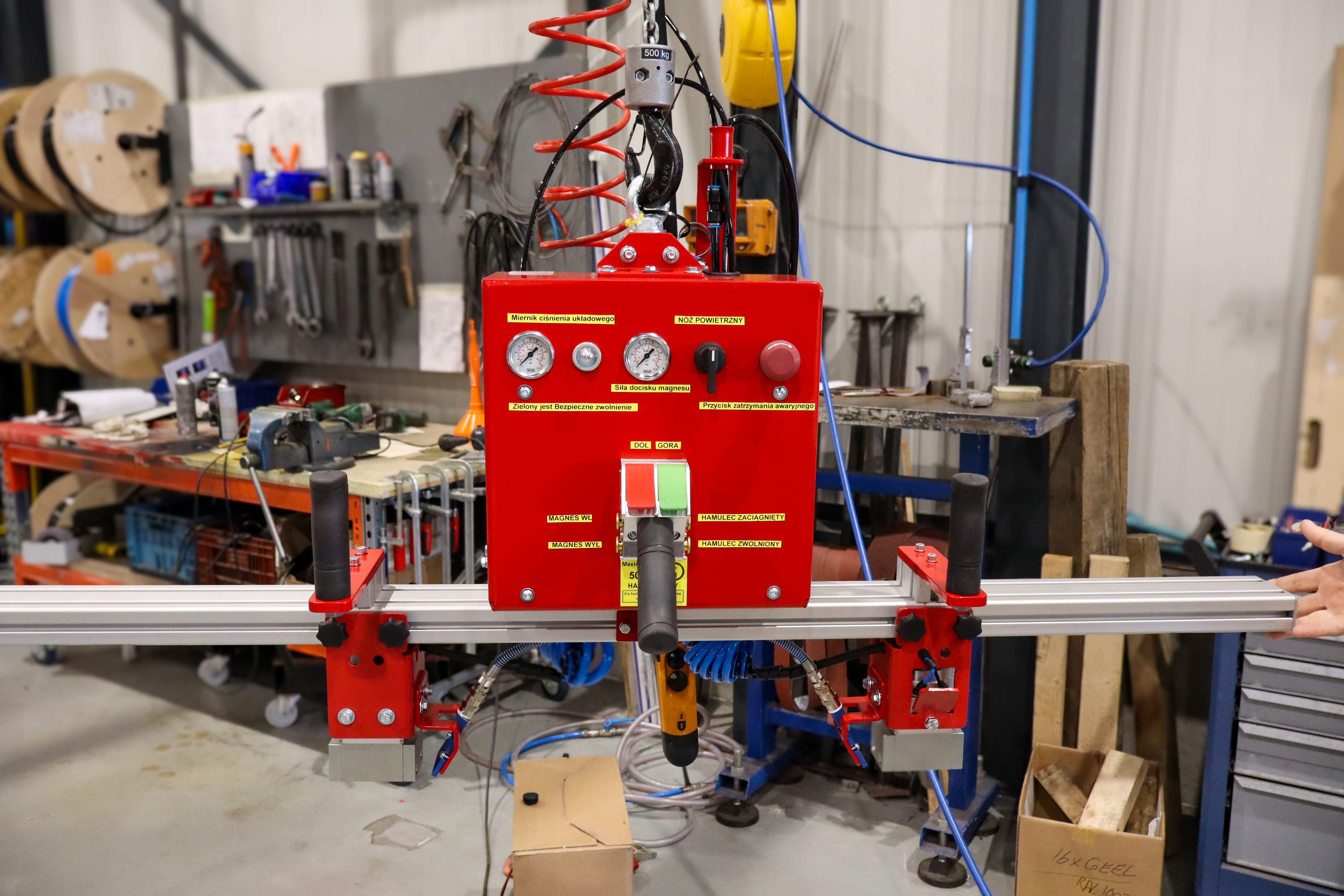 Magneetgrijper gemonteerd aan een pneumatische manipulator voor het veilig heffen en verplaatsen van stalen platen en metalen onderdelen