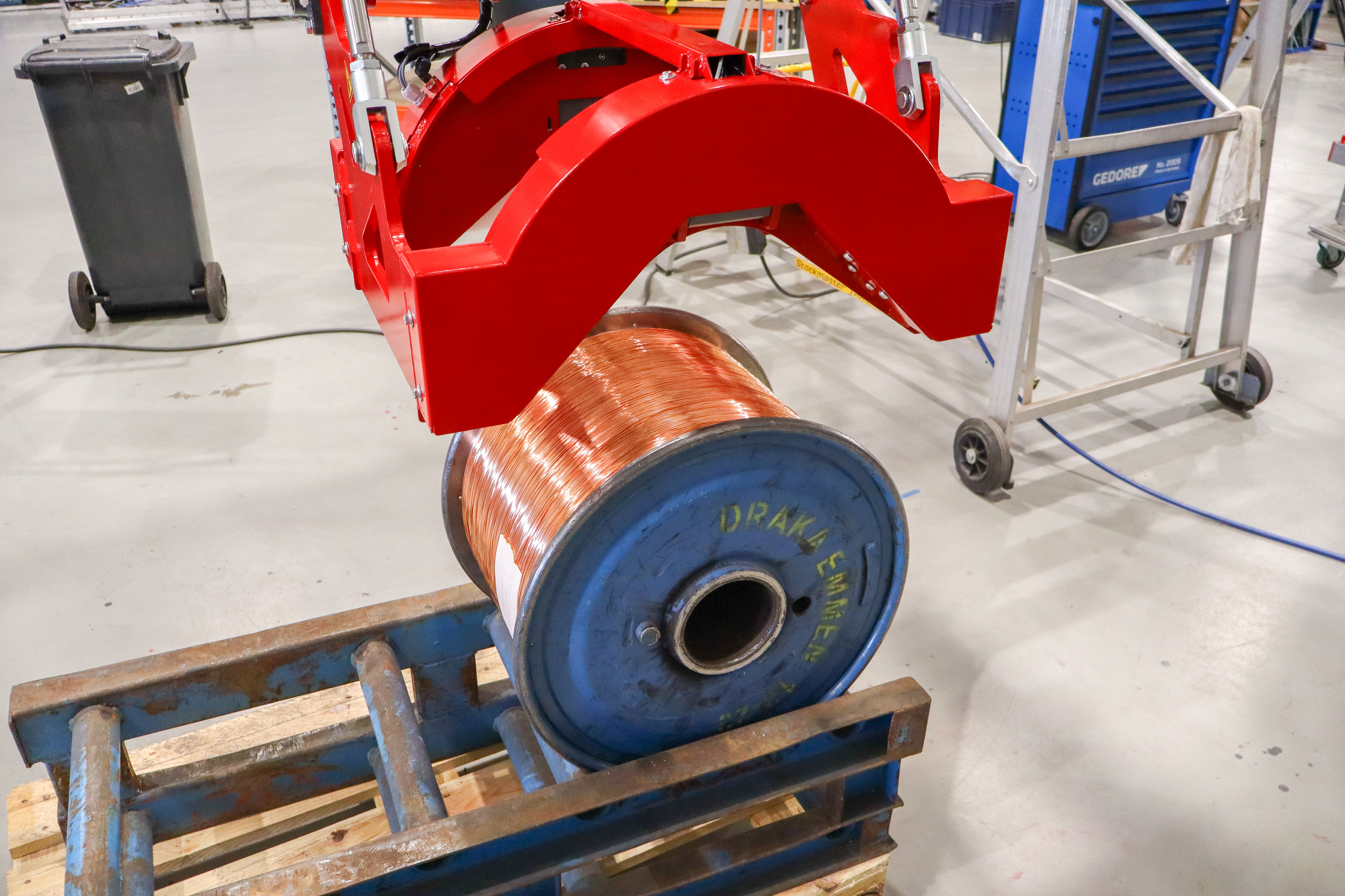 Mechanische klemgrijper voor het veilig heffen en verplaatsen van kabelhaspels, rollen en cilindrische producten.