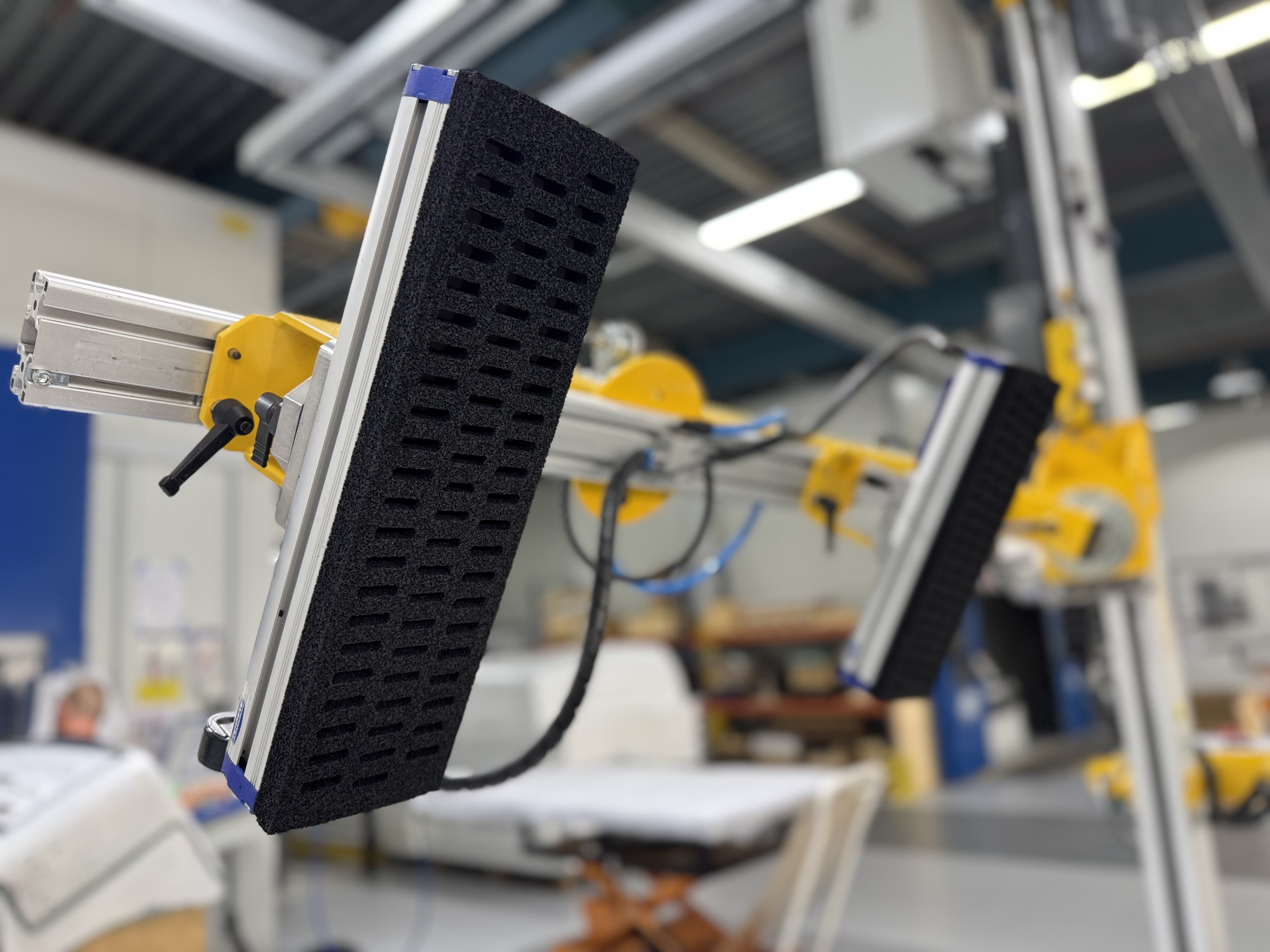 Vacuümgrijper gemonteerd aan een pneumatische manipulator voor het veilig verplaatsen van platen, panelen en andere vlakke producten