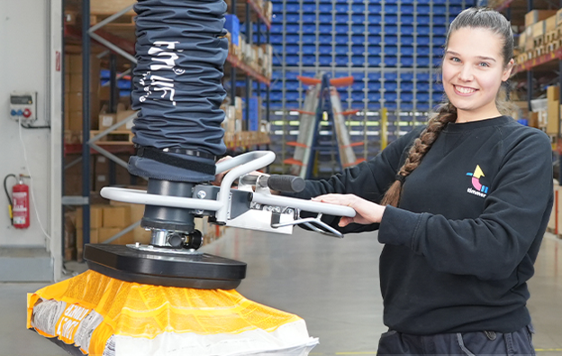 Vacuümslangheffer voor het veilig en ergonomisch verplaatsen van zakken en verpakte producten in logistieke processen