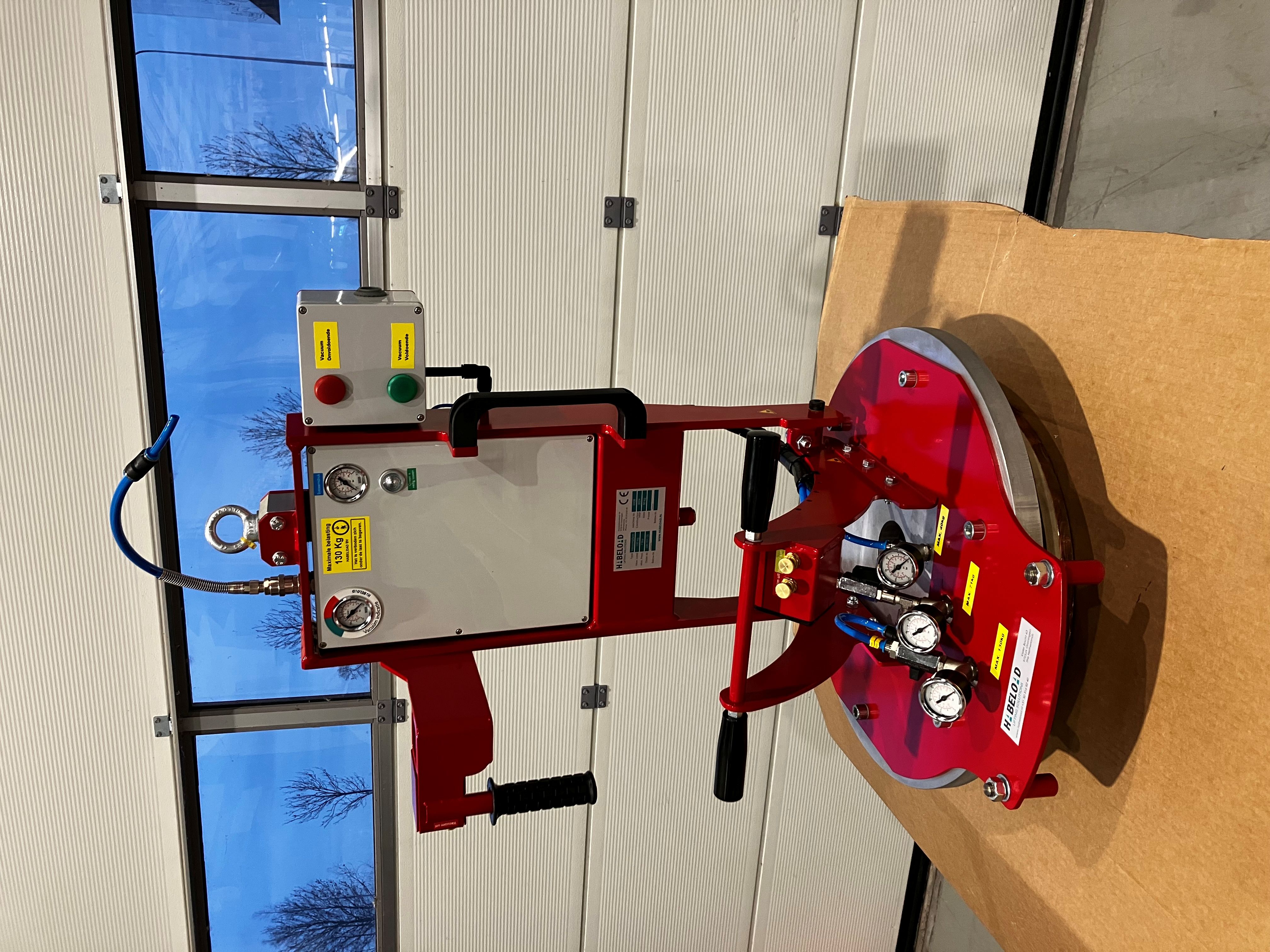 Met een vacuümgrijper kunnen producten veilig worden opgenomen en verplaatst zonder mechanische belasting. Dit maakt de grijper geschikt voor uiteenlopende producten zoals dozen, platen, zakken en andere verpakte goederen.