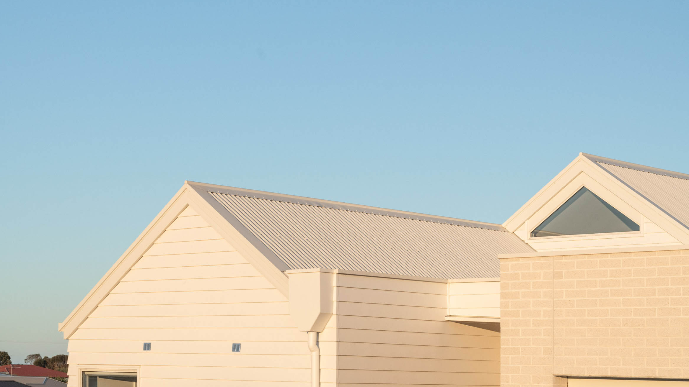 External image with of a white coloured house with a nice sunset.
